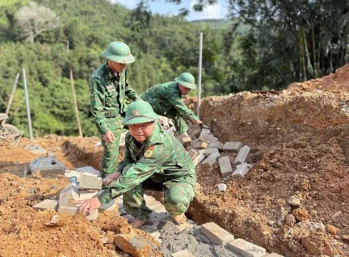 Lực lượng bộ đội biên phòng tham gia hỗ trợ xây dựng Điểm trường mầm non Cốc Pàng. (Ảnh: Chu Hiệu/TTXVN)
