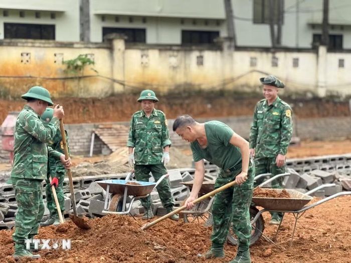 Lực lượng bộ đội biên phòng tham gia hỗ trợ xây dựng Điểm trường mầm non Cốc Pàng. (Ảnh: Chu Hiệu/TTXVN)