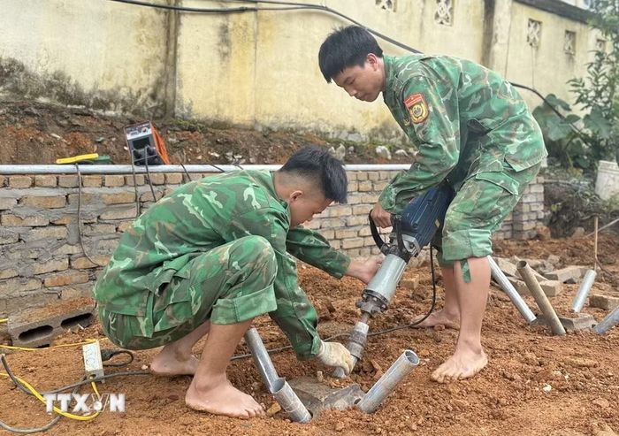 Lực lượng bộ đội biên phòng tham gia hỗ trợ xây dựng Điểm trường mầm non Cốc Pàng. (Ảnh: Chu Hiệu/TTXVN)