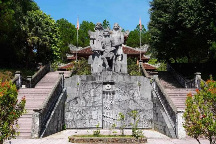 Tượng 3 chiến sỹ bị giam ở Hầm số 8 còn sống ở nhà ngục Chín Hầm, thành phố Huế. (Ảnh: Nguyên Lý/TTXVN)