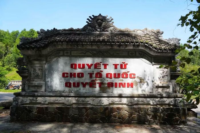 Mặt sau bức bình phong đặt trước lối lên các hầm thuộc di tích Chín Hầm, thành phố Huế. (Ảnh: Nguyên Lý/TTXVN)
