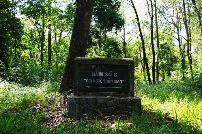 Bảng chỉ dẫn đến Hầm số 8 - hầm duy nhất được phục dựng lại thuộc di tích Chín Hầm, thành phố Huế. (Ảnh: Nguyên Lý/TTXVN)