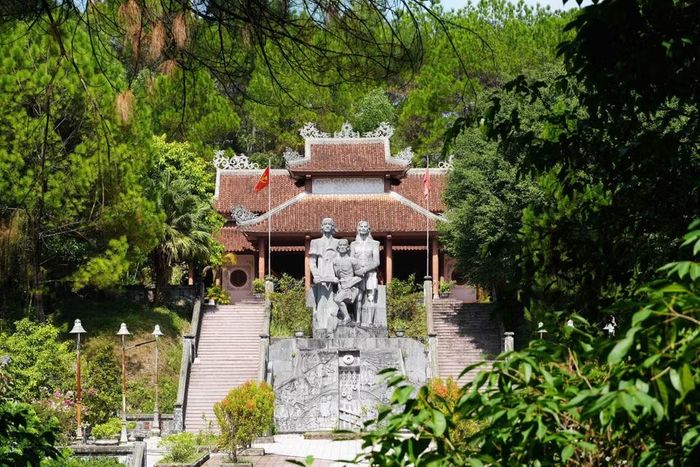 Tượng 3 chiến sỹ bị giam ở Hầm số 8 còn sống ở nhà ngục Chín Hầm, thành phố Huế. (Ảnh: Nguyên Lý/TTXVN)
