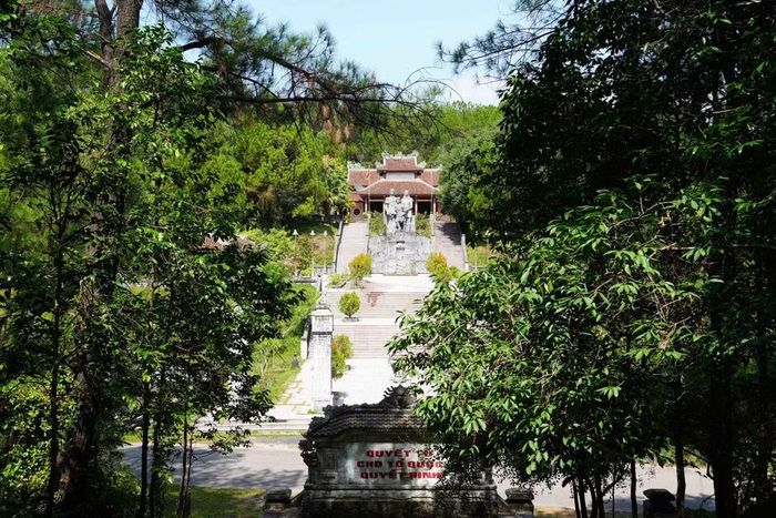 Đền thờ thuộc di tích Chín Hầm, thành phố Huế nằm giữa rừng thông. (Ảnh: Nguyên Lý/TTXVN)