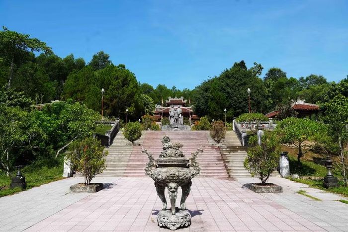 Khuôn viên và lối lên Đền thờ thuộc di tích Chín Hầm, thành phố Huế. (Ảnh: Nguyên Lý/TTXVN)