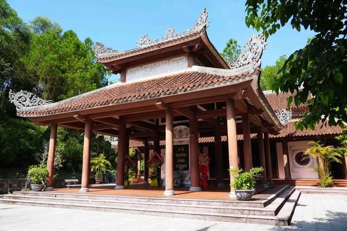 Nhà bia tưởng niệm trong Đền thờ thuộc di tích Chín Hầm, thành phố Huế. (Ảnh: Nguyên Lý/TTXVN)