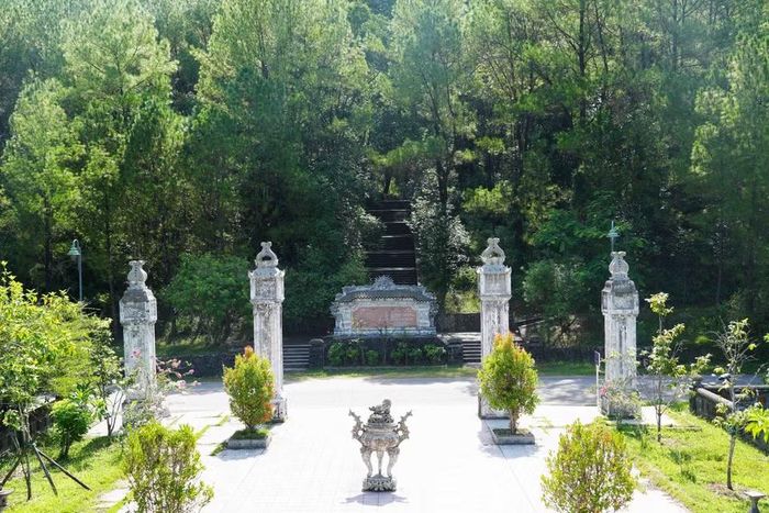 Lối vào các hầm thuộc di tích Chín Hầm, thành phố Huế, nhìn từ Đền thờ của di tích. (Ảnh: Nguyên Lý/TTXVN)