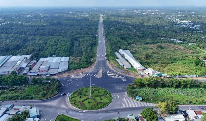 Đường dẫn vào cao tốc Cần Thơ-Cà Mau tại điểm giao với Quốc lộ Nam Sông Hậu. (Ảnh: Thanh Liêm/TTXVN)
