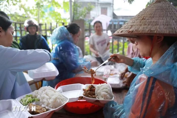 Những suất cơm đong đầy những tình cảm của nhân dân Bản Phúc Khoa dành cho nhân dân và các lực lượng. (Ảnh: Quý Trung/TTXVN)