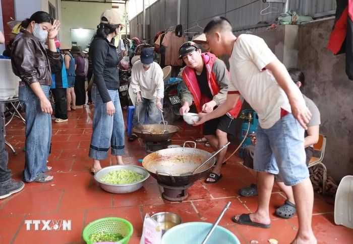 Bếp ăn dã chiến tại Bản Phúc Khoa, xã Mường Khoang, mỗi người một việc để chế biến thức ăn đưa đến vùng rốn lũ Mường Than. (Ảnh: Quý Trung/TTXVN)