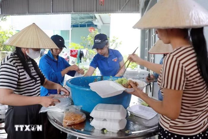 Mỗi người một việc góp phần chế biến những suất cơm nhanh nhất đưa đến giúp Mường Than. (Ảnh: Quý Trung/TTXVN)