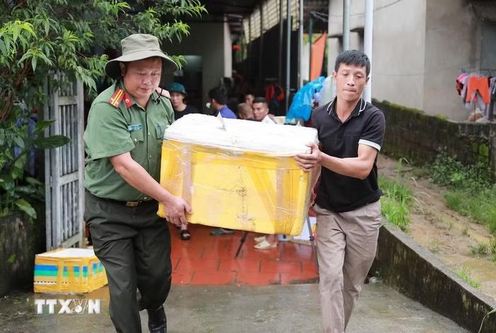 Cơm được đựng trong thùng xốp cẩn thận để đưa đến vùng rốn lũ Mường Than. Những suất cơm đong đầy những tình cảm của nhân dân Bản Phúc Khoa dành cho nhân dân và các lực lượng. (Ảnh: Quý Trung/TTXVN)