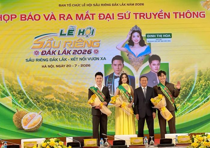 Ban tổ chức ra mắt 3 Đại sứ Truyền thông của lễ hội. (Ảnh: Mai Mai/Vietnam+)