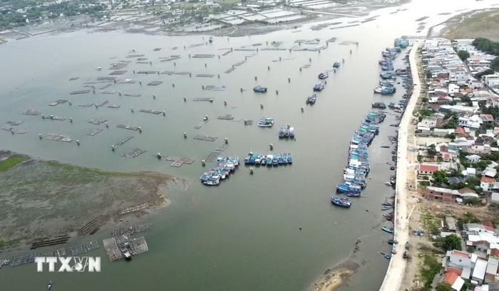 Trong thời gian tới, xã Núi Thành tiếp tục đẩy mạnh phát triển kinh tế biển, nuôi trồng thủy sản, đánh bắt hải sản gắn với bảo vệ chủ quyền biển, đảo. (Ảnh: Quốc Dũng/TTXVN)