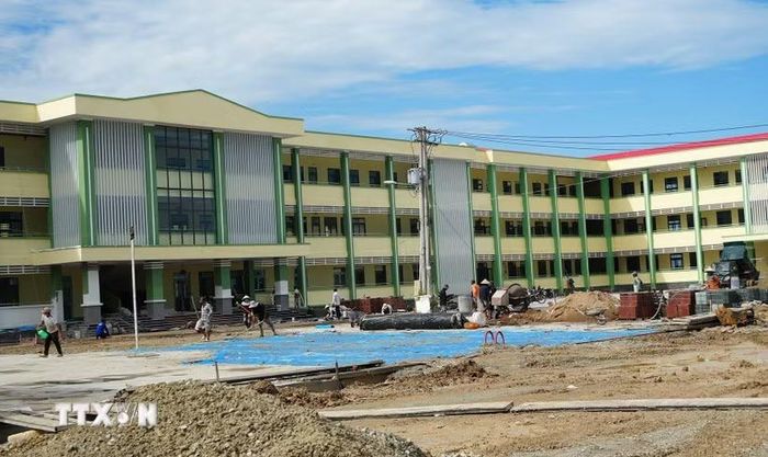 Trường Bán trú, Nội trú liên cấp Tiểu học - Trung học cơ sở Giang Thành, xã Giang Thành đang giai đoạn thi công hoàn thành. (Ảnh: Lê Huy Hải/TTXVN)