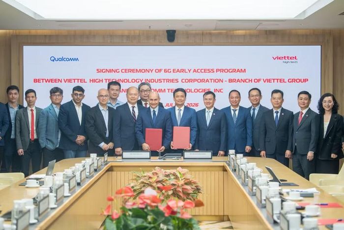 Tổng Giám đốc Viettel High Tech Nguyễn Minh Quang ký kết chương trình Truy cập sớm nền tảng 6G cùng ông Durga Malladi, Phó Chủ tịch Điều hành kiêm Tổng Giám đốc Qualcomm Technologies. (Ảnh: Viettel)