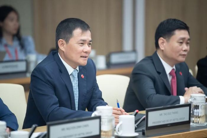 Ông Tào Đức Thắng, Chủ tịch kiêm Tổng Giám đốc Tập đoàn Viettel trao đổi cùng Qualcomm Technologies. (Ảnh: Viettel)