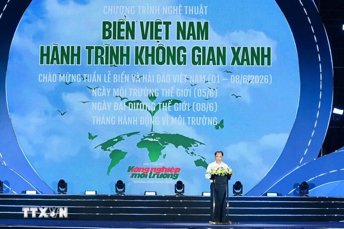 Chương trình nghệ thuật đặc sắc “Biển Việt Nam - Hành trình không gian xanh” do Bộ Nông nghiệp và Môi trường phối hợp cùng Ủy ban Nhân dân tỉnh Nghệ An tổ chức tối 5/6/2026, tại phường Cửa Lò. (Ảnh: TTXVN phát)