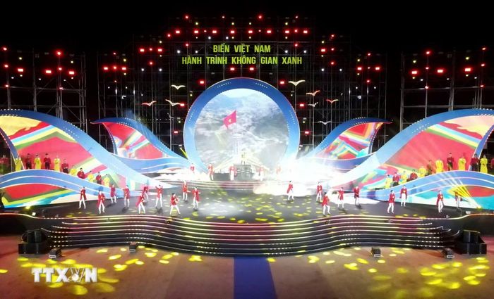 Chương trình nghệ thuật đặc sắc “Biển Việt Nam - Hành trình không gian xanh” do Bộ Nông nghiệp và Môi trường phối hợp cùng Ủy ban Nhân dân tỉnh Nghệ An tổ chức. (Ảnh: TTXVN phát)