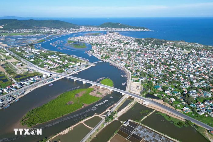 Cầu Hoàng Mai nằm trong tổng thể hài hòa của “phố biển” nơi miền chân sóng. (Ảnh: Xuân Tiến/TTXVN)