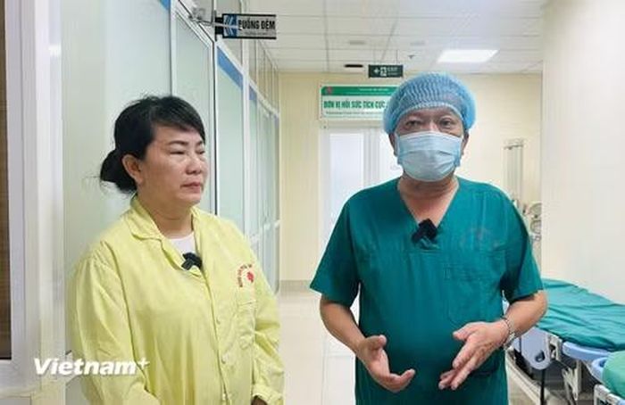 Người nhà của bệnh nhân và bác sỹ Lượng chia sẻ sau ca phẫu thuật thành công. (Ảnh: T.G/Vietnam+)