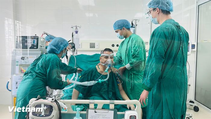 Các y bác sỹ theo dõi, chăm sóc sức khỏe cho người bệnh sau ca ghép phổi. (Ảnh: T.G/Vietnam+)