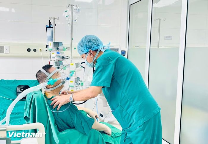Tiến sỹ Đinh Văn Lượng khám cho bệnh nhân sau ca ghép phổi. (Ảnh: T.G/Vietnam+)