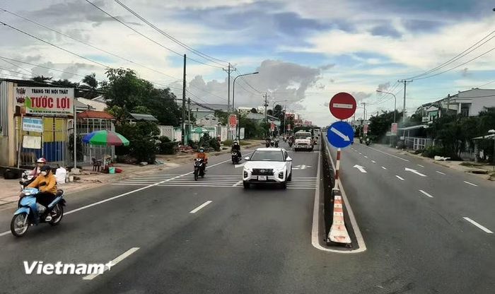 Phương tiện lưu thông trên một đoạn tuyến Quốc lộ 1. (Ảnh: Việt Hùng/Vietnam+)