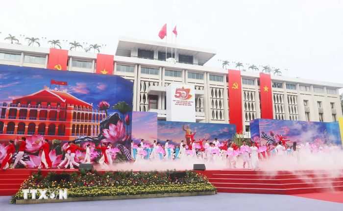 Tiếc mục văn nghệ chào mừng kỷ niệm 50 năm Ngày Sài Gòn-Gia Định chính thức vinh dự mang tên Chủ tịch Hồ Chí Minh tại Hội trường Thống Nhất (Thành phố Hồ Chí Minh). (Ảnh: Thanh Vũ/TTXVN)