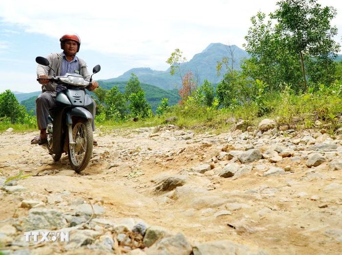 Người dân vất vả khi lưu thông trên tuyến đường Trà Thanh-Trà Phong. (Ảnh: Lê Phước Ngọc/TTXVN)