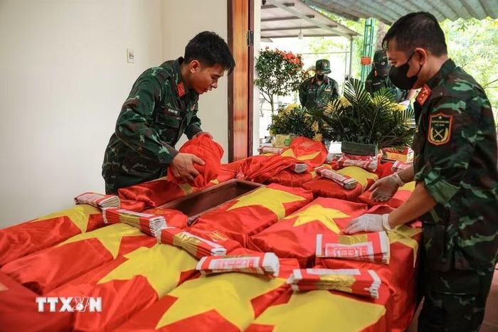 Tiến hành đánh giá tình trạng hài cốt, sau đó sẽ tiến hành lấy mẫu ADN để xác định danh tính liệt sỹ. (Ảnh: Hoàng Hiếu/TTXVN)