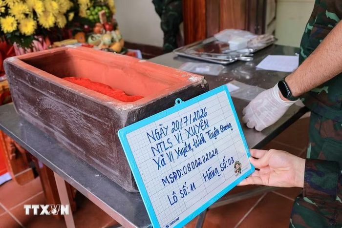 Các thông tin của hài cốt liệt sỹ như vị trí tìm thấy, mã số định danh, vị trí sắp được an táng đều được ghi lại chi tiết. (Ảnh: Hoàng Hiếu/TTXVN)
