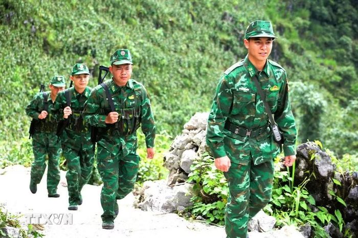 Cán bộ, chiến sỹ Đồn Biên phòng Tùng Vài tuần tra trên tuyến đường mới được bêtông hóa dẫn lên các cột mốc 307, 308, 309. (Ảnh: Minh Tâm/TTXVN)