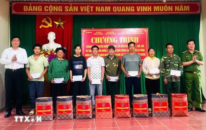 Đại tá Đỗ Tiến Thùy, Phó Tư lệnh Bộ Tư lệnh Cảnh sát cơ động và Trưởng Ban Nội chính Tỉnh ủy Tuyên Quang Phùng Tiến Quân trao quà tặng gia đình chính sách, người có công với cách mạng và học sinh có hoàn cảnh khó khăn tại xã Tùng Vài. (Ảnh: Minh Tâm/TTXVN)