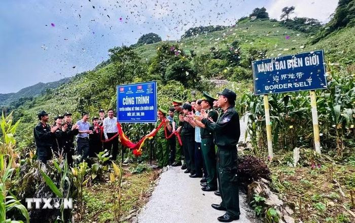 Các đại biểu thực hiện nghi thức khánh thành giai đoạn 1 tuyến đường tuần tra biên giới tại xã Tùng Vài lên các cột mốc 307, 308, 309. (Ảnh: Minh Tâm/TTXVN)