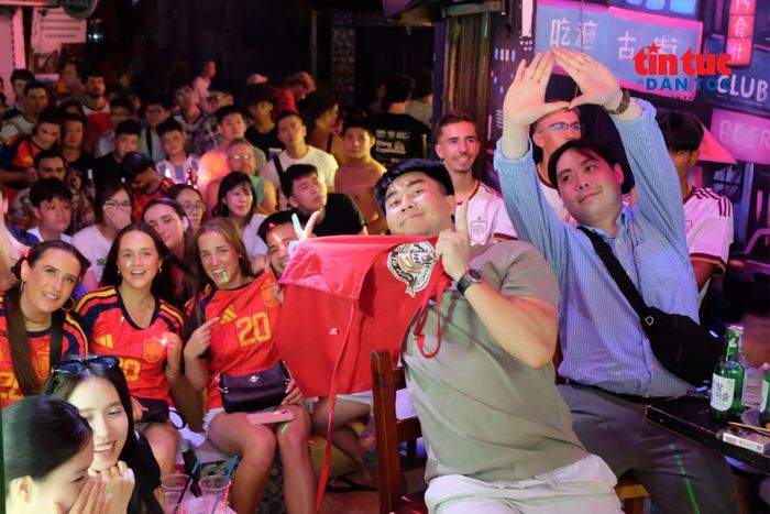 Trận cầu là dịp để những người có chung sở thích với trái bóng tròn cùng giao lưu và kết bạn.