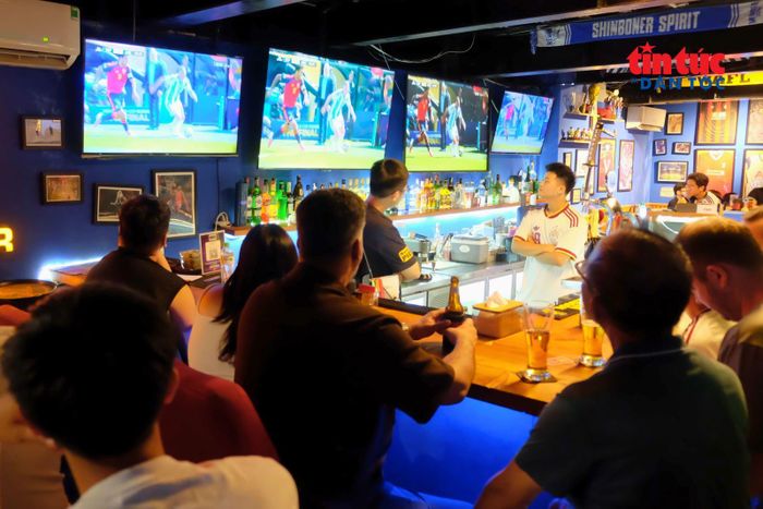 Nhiều màn hình lớn được trang bị, phục vụ nhu cầu xem đá bóng của thực khách.