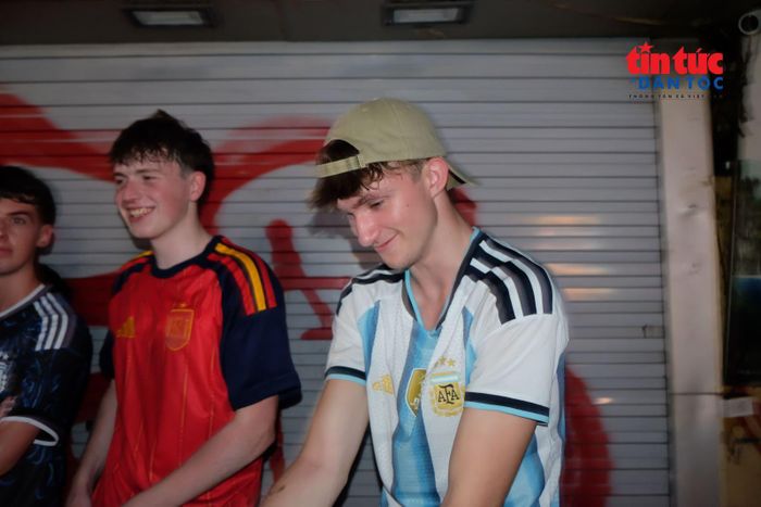 Nam du khách nước ngoài chúc mừng người hâm mộ Tây Ban Nha dù đội tuyển Argentina yêu thích không giành chức vô địch.