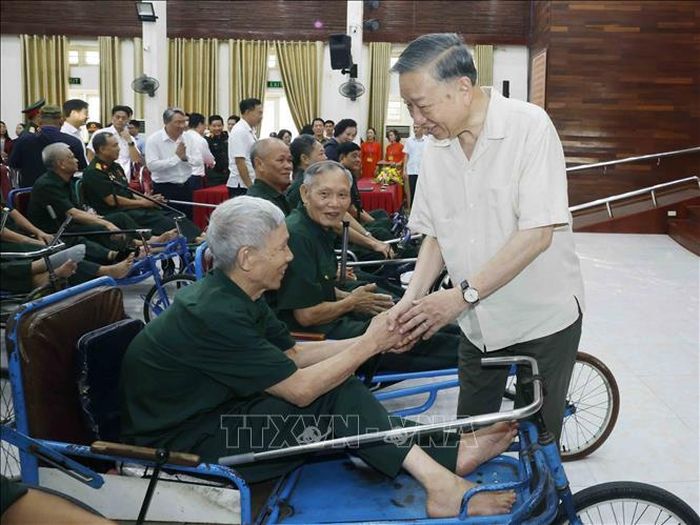 Ngày 15/7/2026, Tổng Bí thư, Chủ tịch nước Tô Lâm cùng Đoàn công tác Trung ương đã tới thăm, tặng quà thương binh, bệnh binh tại Trung tâm Điều dưỡng thương binh Thuận Thành (tỉnh Bắc Ninh). Ảnh: Thống Nhất/TTXVN