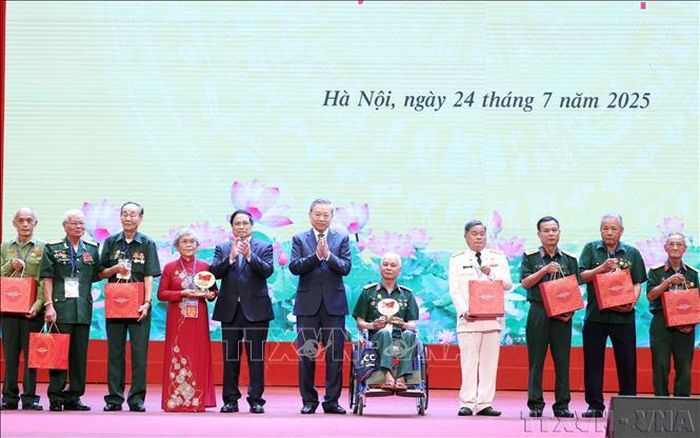 Lãnh đạo Đảng, Nhà nước tặng quà cho người có công, nhân chứng lịch sử tiêu biểu nhân kỷ niệm 78 năm Ngày Thương binh - Liệt sĩ (27/7/1947 - 27/7/2025). Ảnh tư liệu: Thống Nhất/TTXVN