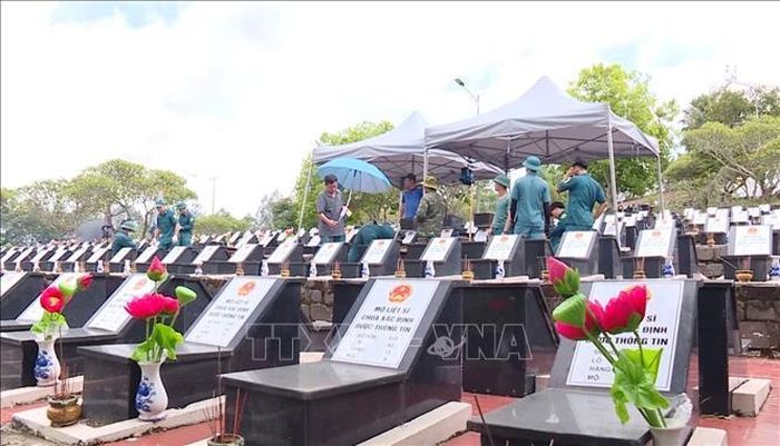 Công tác khai quật được triển khai theo từng cụm 5 phần mộ; các lực lượng phối hợp chặt chẽ trong toàn bộ quy trình từ khai quật, đánh số, lập sơ đồ, lấy mẫu ADN đến bảo quản và hoàn táng hài cốt liệt sĩ.