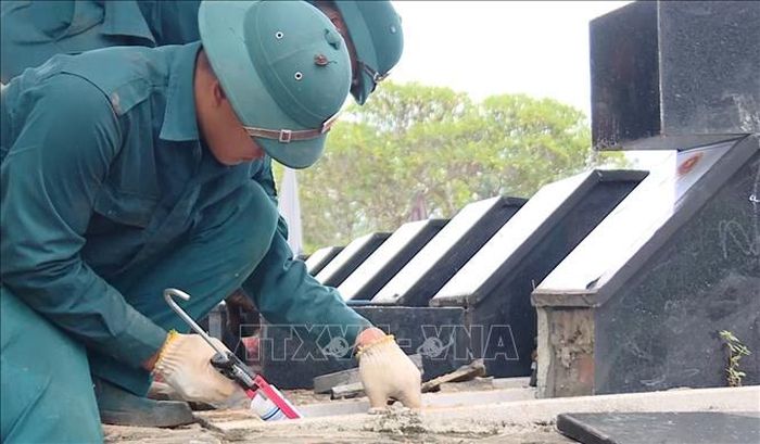 Cán bộ, chiến sĩ tiến hành khai quật, lấy mẫu hài cốt liệt sĩ tại Nghĩa trang Liệt sĩ Bình Phước phục vụ công tác giám định ADN, xác định danh tính liệt sĩ.