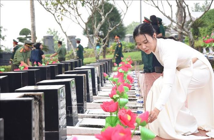 Thắp nhang tri ân liệt sỹ tại Nghĩa trang liệt sỹ Bình Phước.