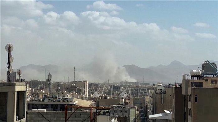Khói bốc lên sau cuộc không kích của Mỹ - Israel nhằm vào thủ đô Tehran, Iran ngày 28/2/2026. Ảnh: ANI/TTXVN phát