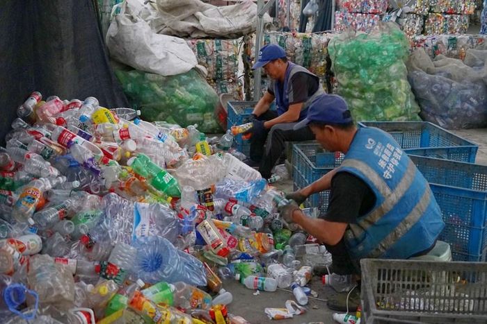 Công nhân phân loại chai nhựa tại một điểm thu gom, tái chế rác thải ở quận Giao Giang, thành phố Thái Châu, tỉnh Chiết Giang (Trung Quốc), ngày 17/10/2023. Ảnh: Tân Hoa xã