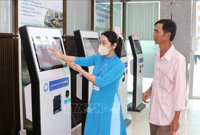 Bệnh nhân được hướng dẫn làm thủ tục đăng ký khám bệnh trực tuyến.