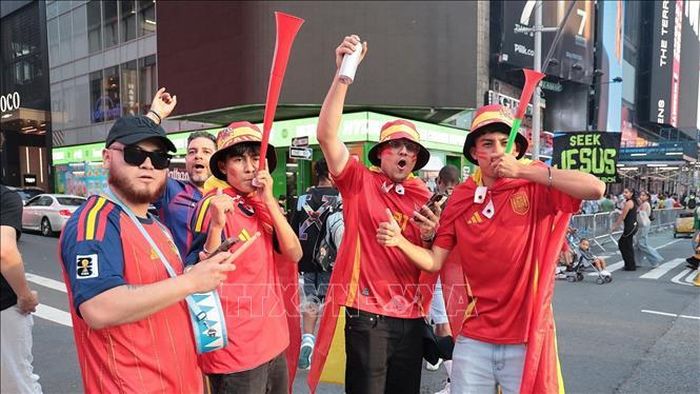 Cổ động viên Tây Ban Nha vỡ òa trong hạnh phúc sau khi đội nhà lần thứ 2 vô địch World Cup. Ảnh: Thanh Tuấn/PV TTXVN tại Mỹ