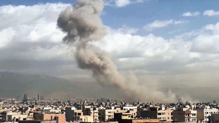Khói bốc lên sau cuộc không kích của Mỹ - Israel nhằm vào thủ đô Tehran, Iran ngày 28/2/2026. Ảnh: ANI/TTXVN phát