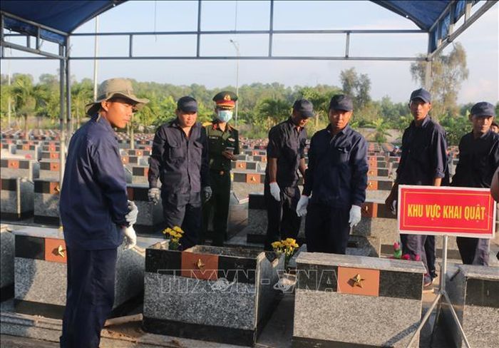 Các lực lượng chức năng tỉnh Cà Mau tiến hành khai quật mộ để xác định danh tính hài cốt liệt sĩ.