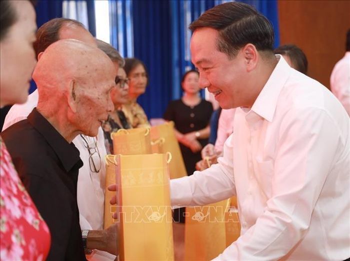Ông Hồ Xuân Trường, Phó Bí thư Thường trực Tỉnh ủy Khánh Hòa tặng quà người có công với cách mạng.